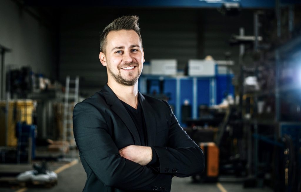 Tobi GF Tobias Manka der frühere Serviceleiter in der TCT Halle mit verschränkten Armen und einem Lächeln im Gesicht als neuer Geschäftsführer